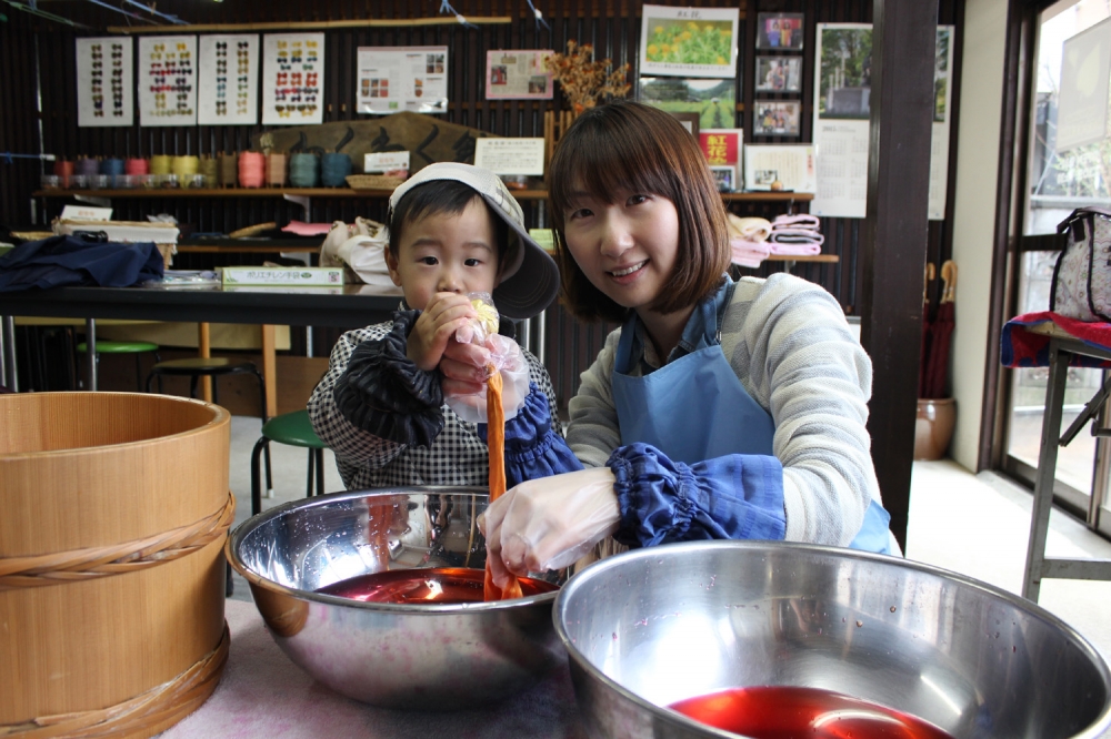 2歳のお子様が紅花染め体験をしてくださいました 新着情報 染織工房わくわく舘